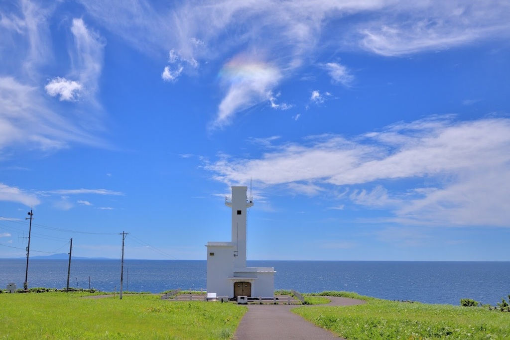 青い空と白い灯台