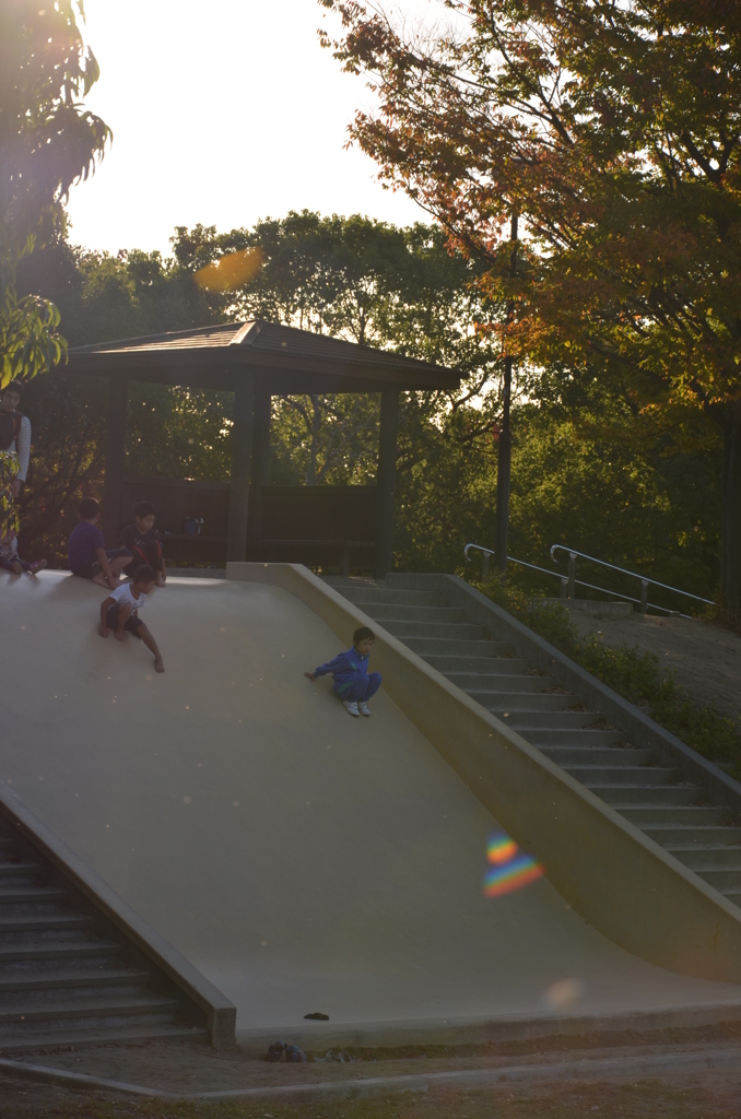 ～すべり台に夢中の子供たち～