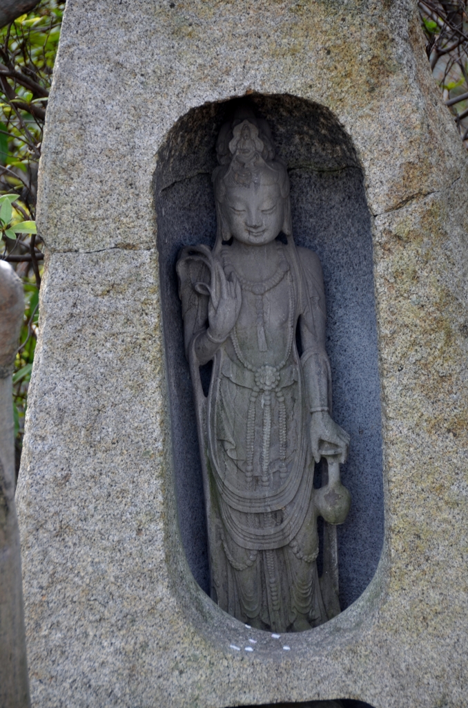 岩の中から今日は