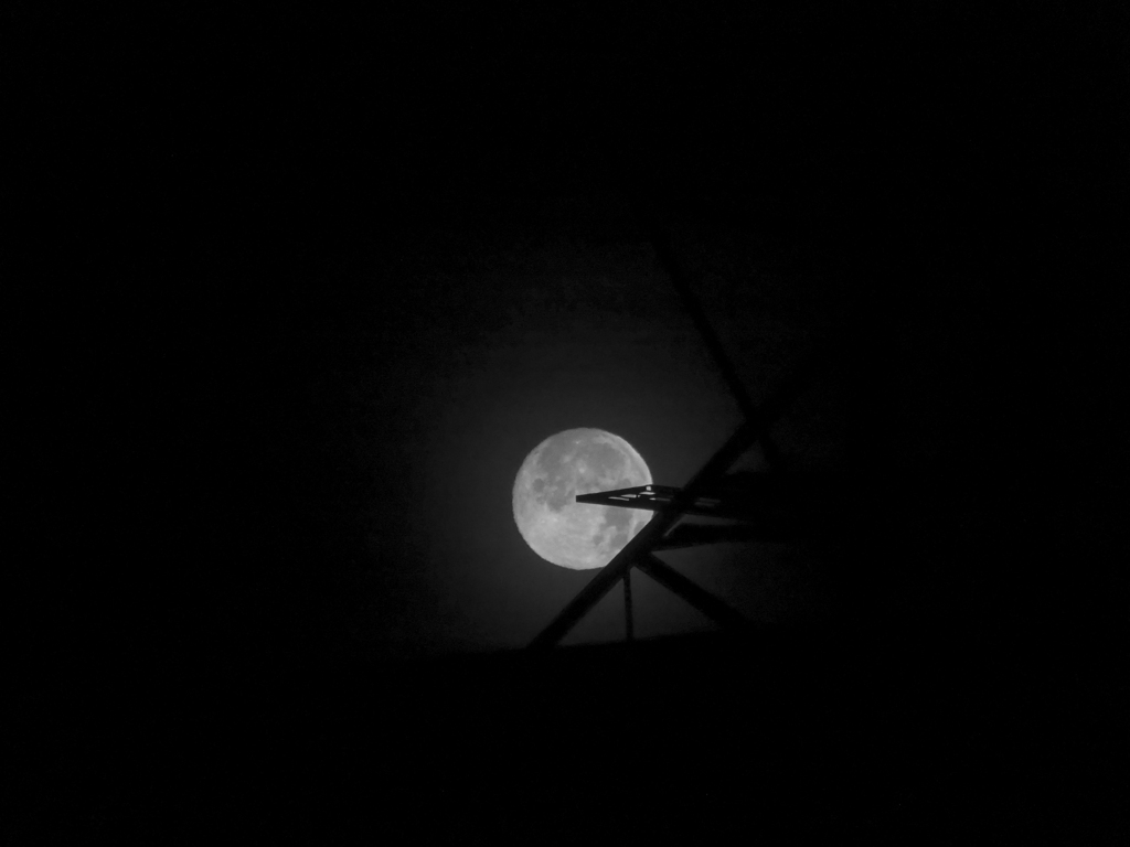 月・夜明け前