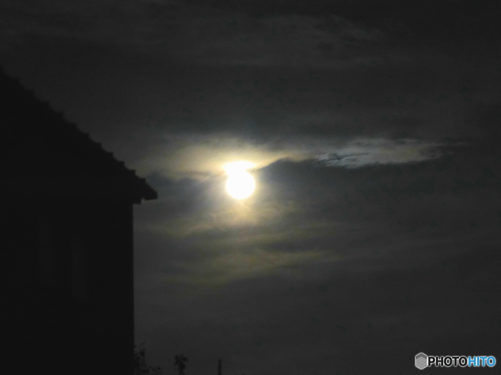 夜明け前の月