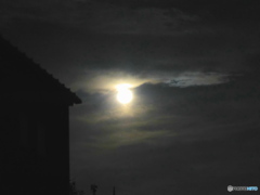 夜明け前の月