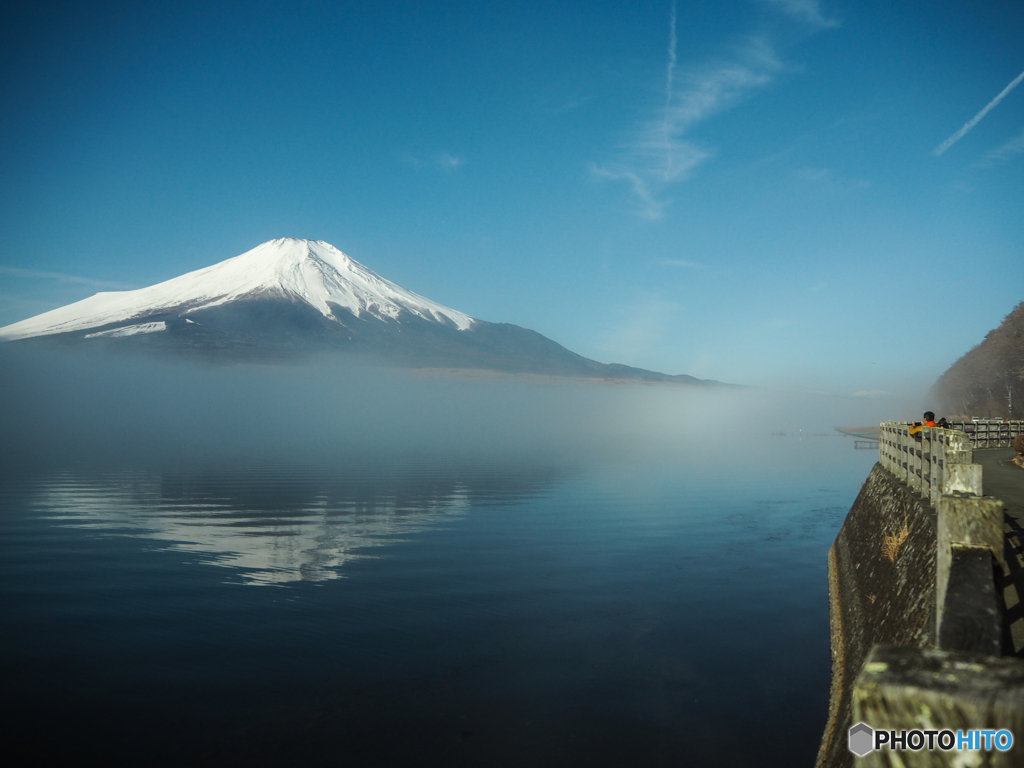 靄にかすむ湖面