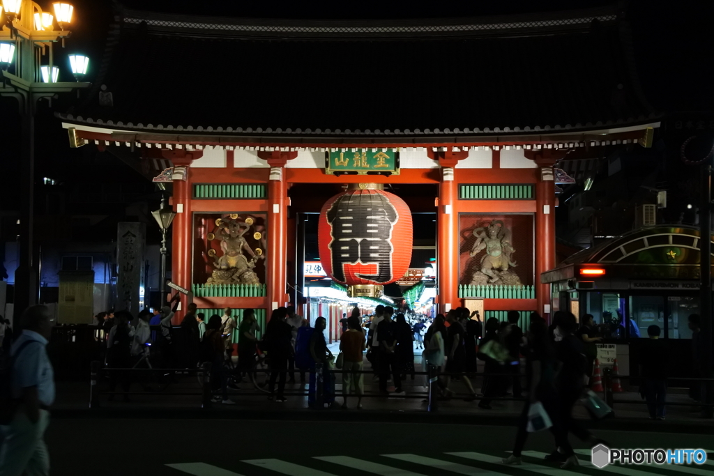 夜の雷門も人がいっぱい！