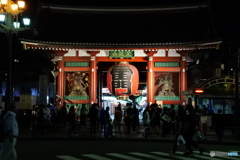 夜の雷門も人がいっぱい！