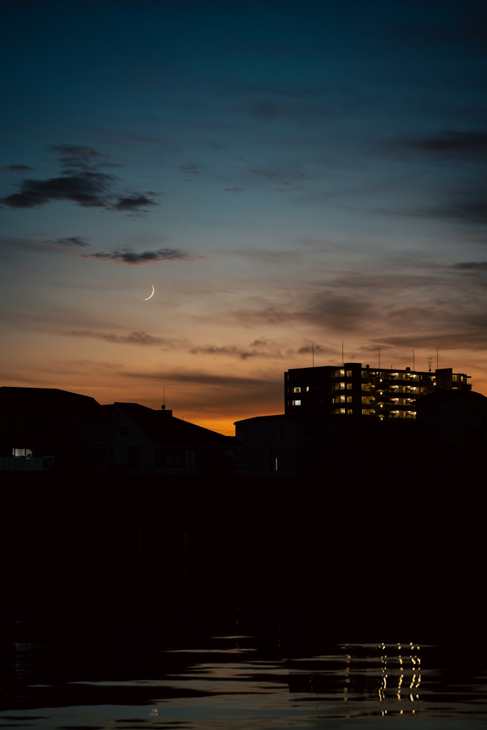 夕焼けと月