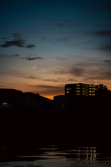夕焼けと月