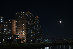 月のある夜景