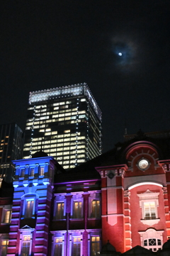 東京駅と月