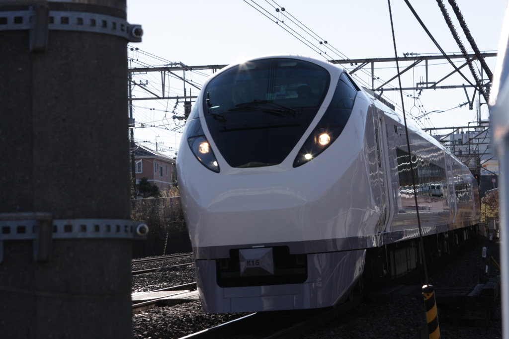 架線柱と跨線橋の手すりの隙間から