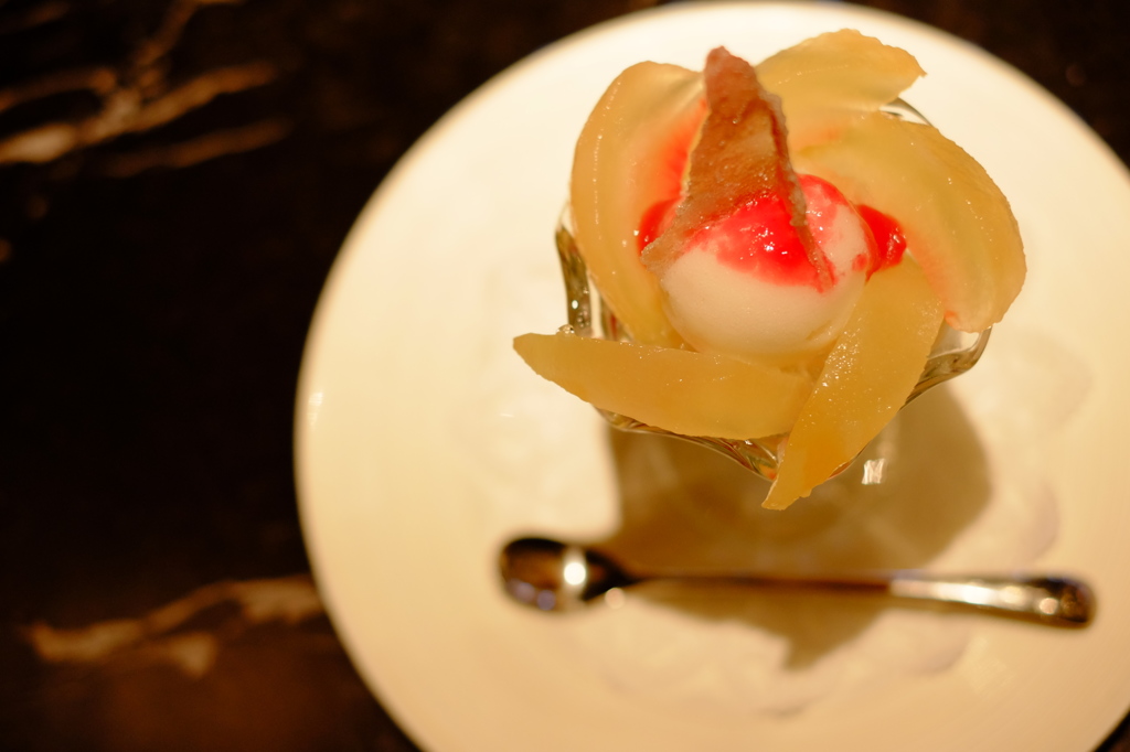 至福のデザート**a peach parfait**