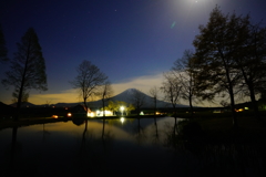 月明かりに照らされる富士
