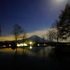 月明かりに照らされる富士