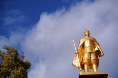 金の信長像 in 岐阜駅前