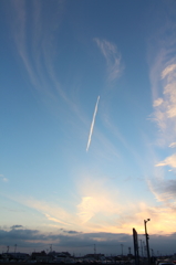 夕焼け雲と飛行機雲