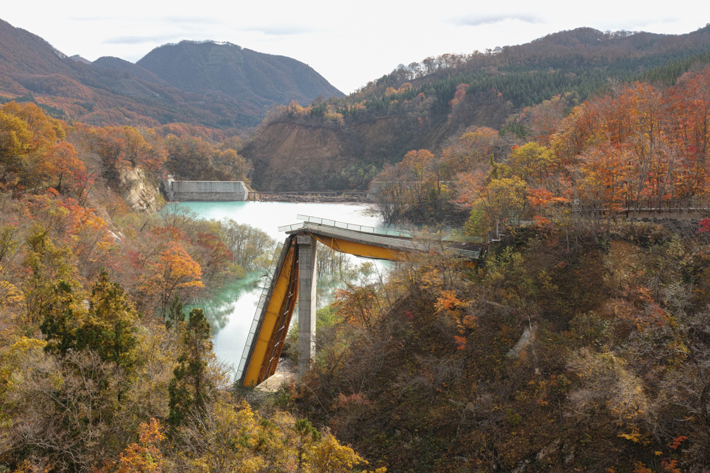 祭畤(まつるべ)大橋の紅葉1