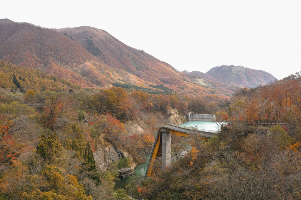 祭畤(まつるべ)大橋の紅葉2