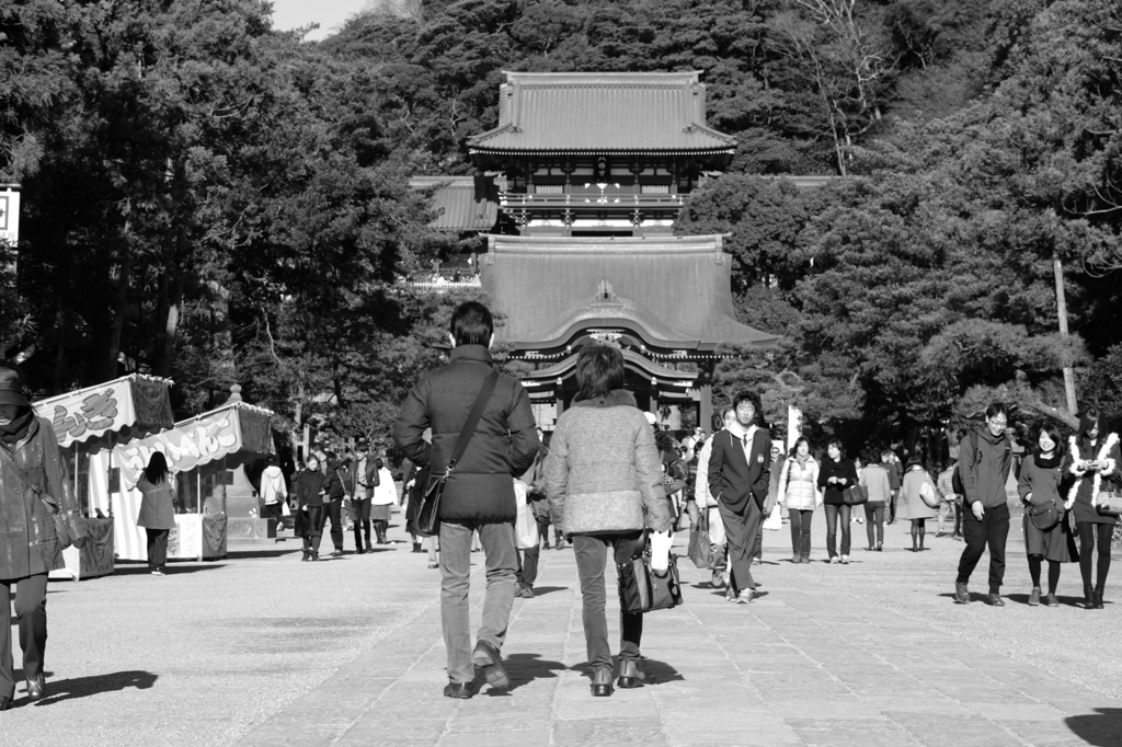 鶴岡八幡宮を行き交う