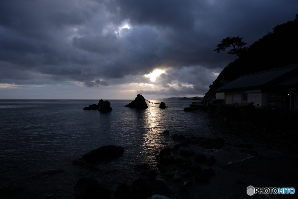 夫婦岩の間に指す光