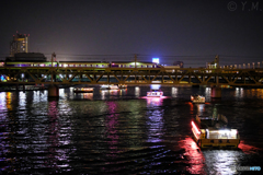 隅田川を渡る舟と東武スカイツリーライン