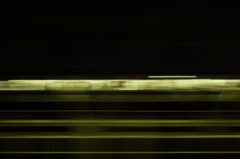 走る電車の窓からすれ違う電車を撮る2