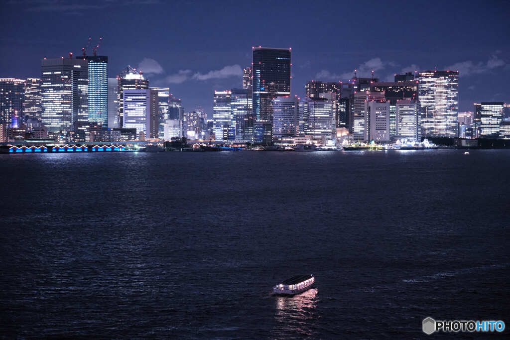 東京湾を行く屋形船