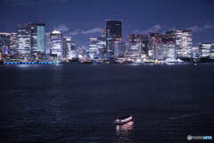東京湾を行く屋形船