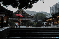 雨の八坂神社 赤い傘をさす