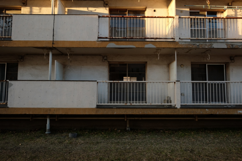 日暮れの団地　ベランダ