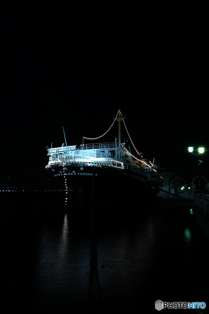 夜にたたずむ氷川丸