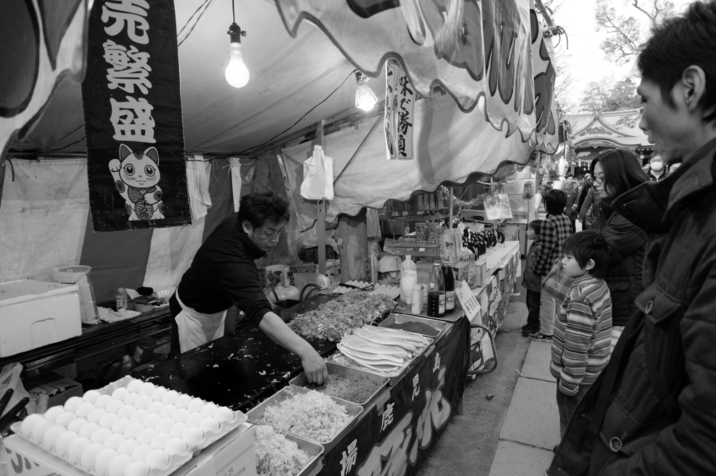 神社の屋台と親子