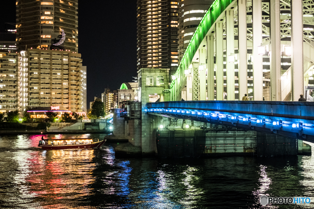 勝鬨橋を通過する舟