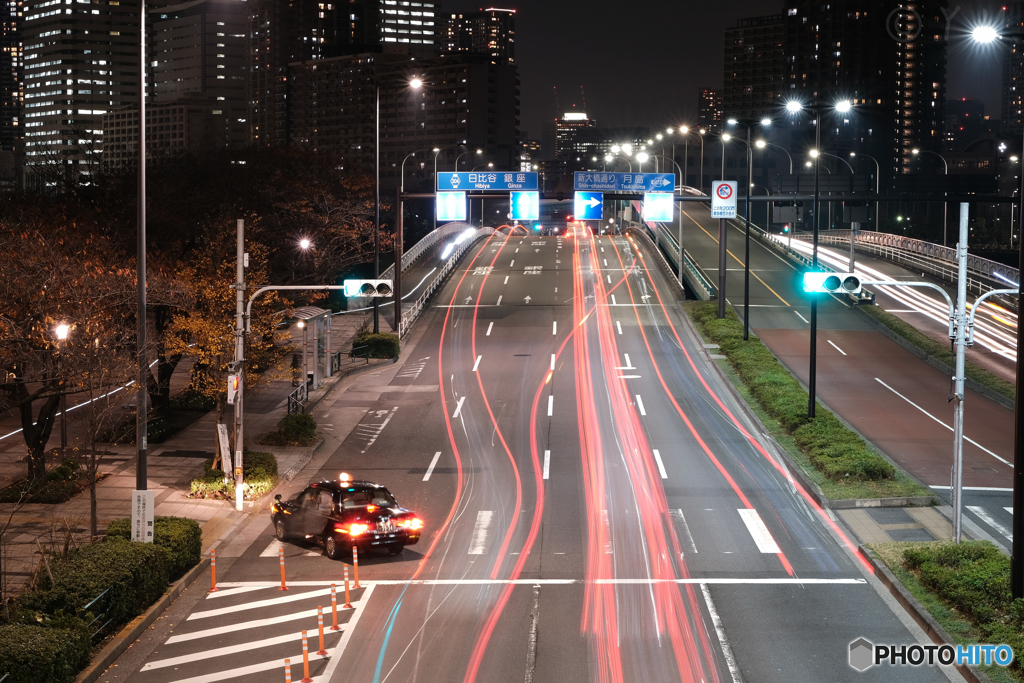 タクシーを避ける赤い軌跡