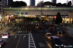 横断歩道を渡る人たち
