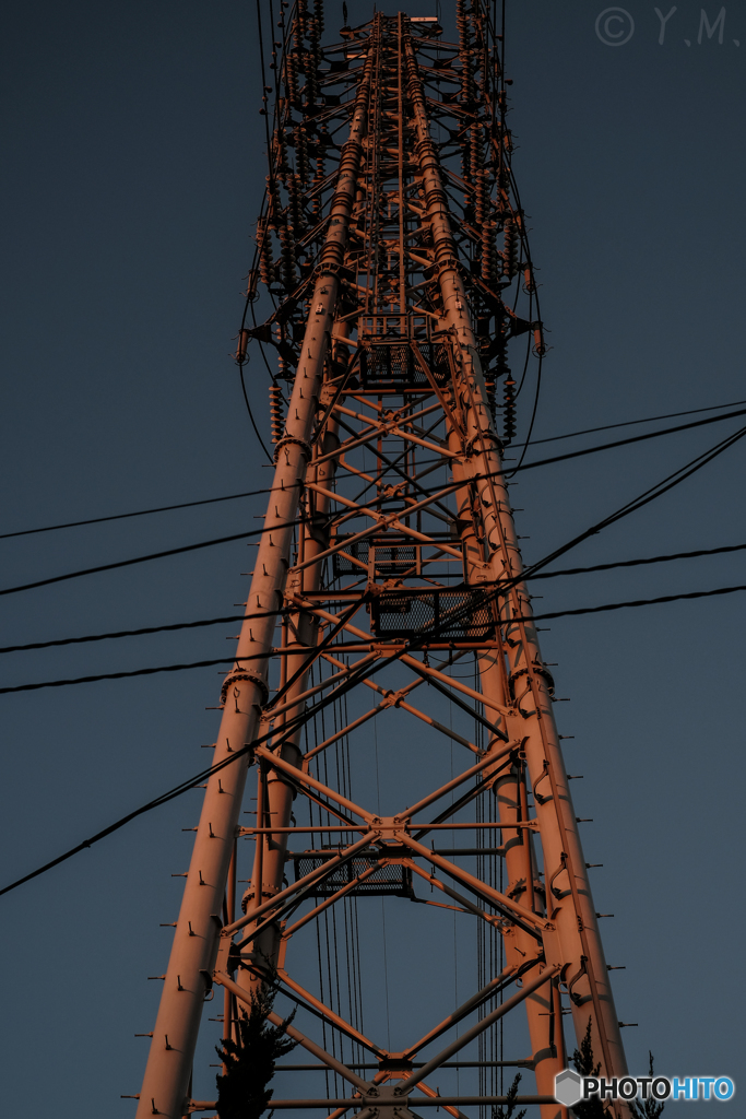 夕陽を浴びる鉄塔