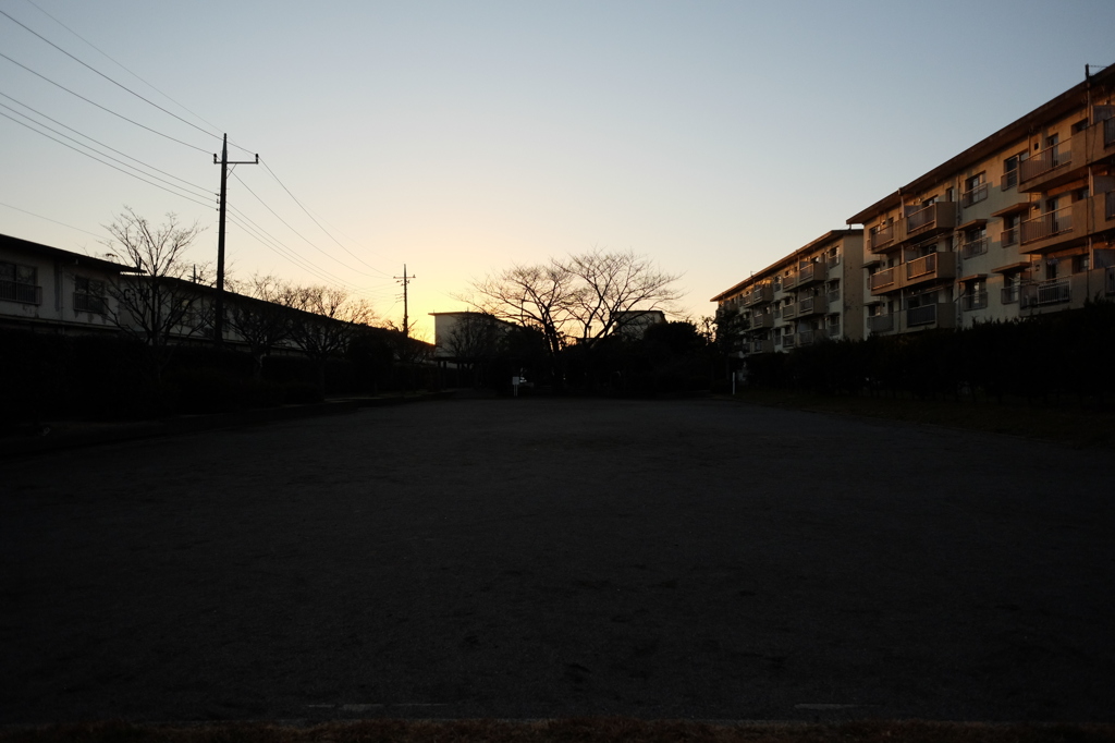 日暮れの団地　広場
