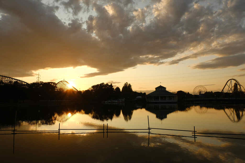 夕暮れの遊園地