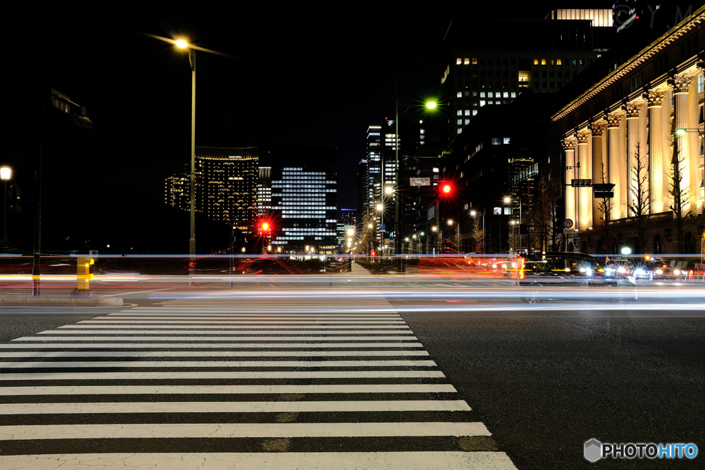 横断歩道と光跡