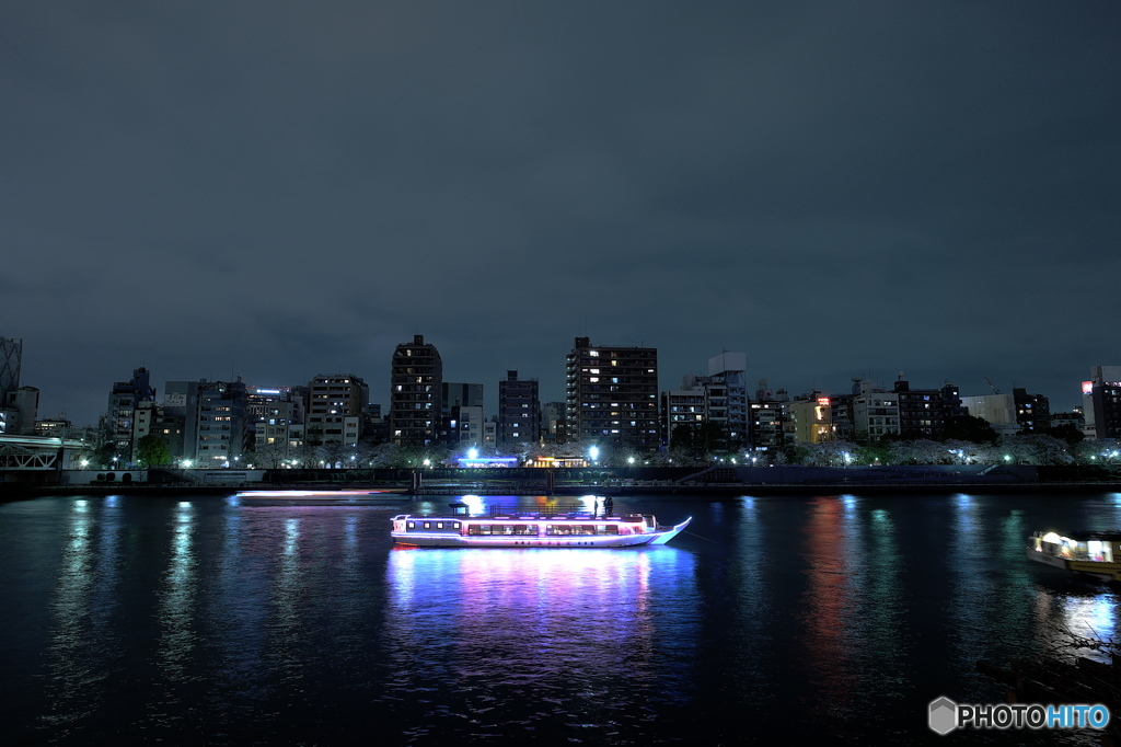 墨田川を行く舟