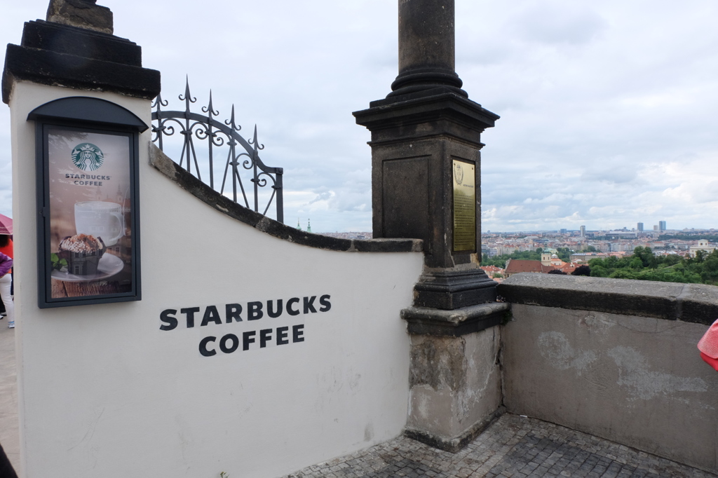 プラハの街並み8 スターバックスコーヒー プラハ城店