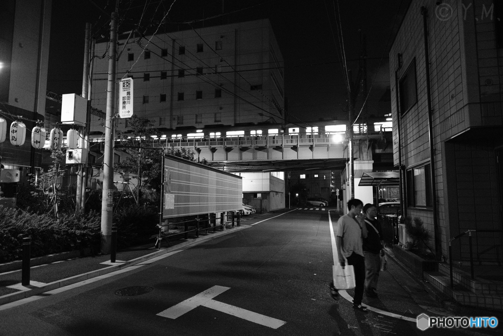 夜の高架下