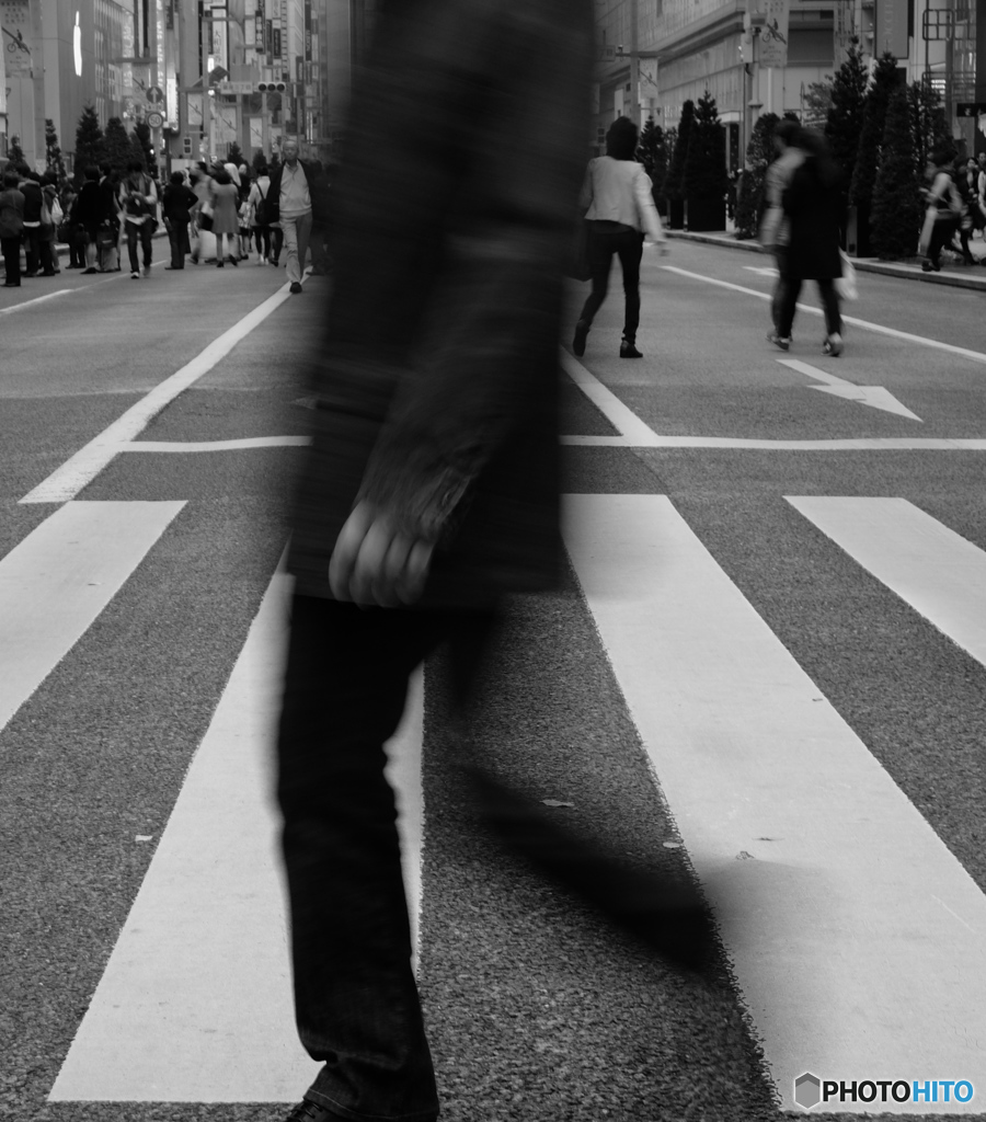 横切る男