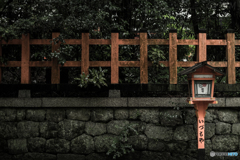 雨の八坂神社 石垣と朱色の手すり