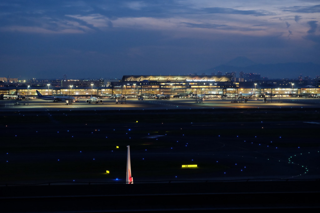 羽田空港6 空港のライトアップ