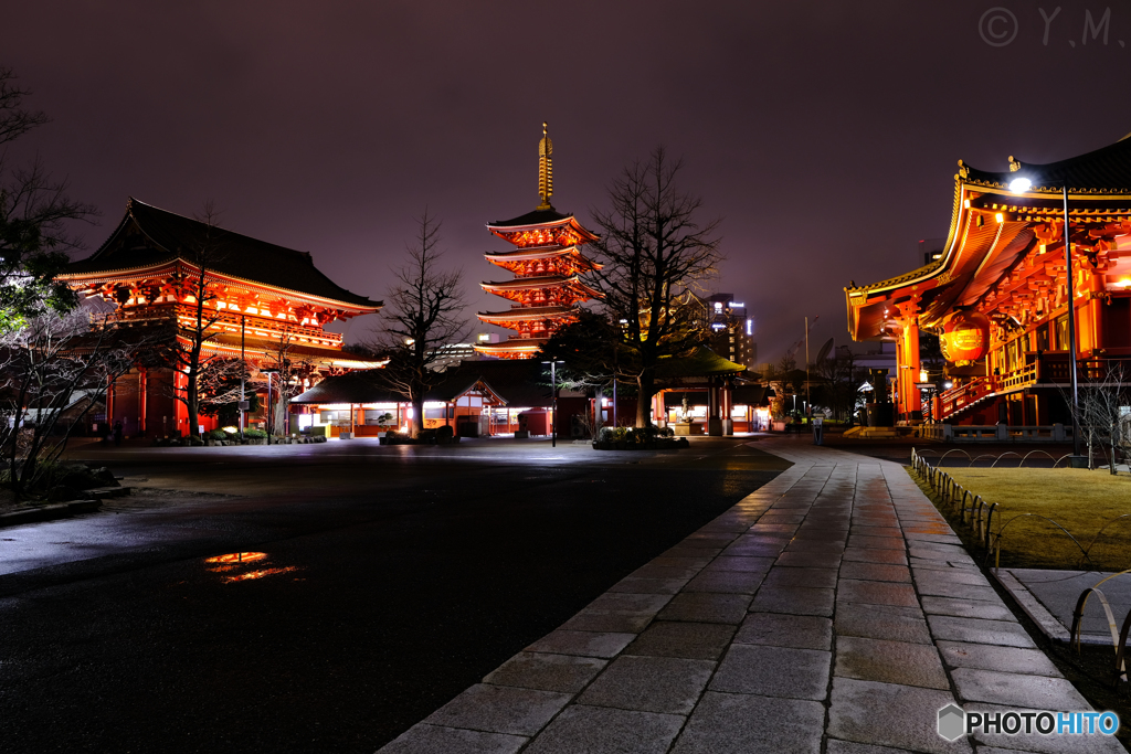 静かな夜の浅草寺