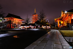 静かな夜の浅草寺