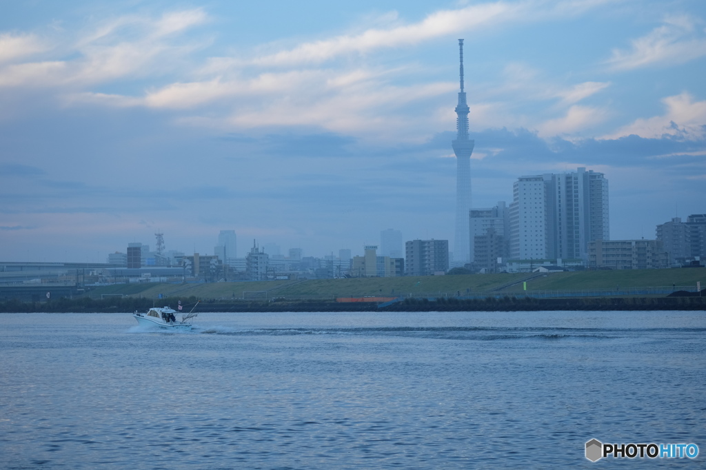 東京スカイツリー71 荒川を行く舟
