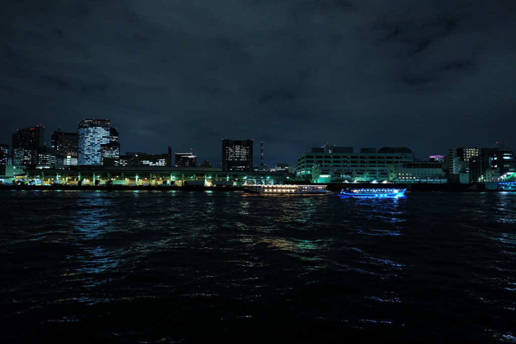 築地市場ですれ違う舟