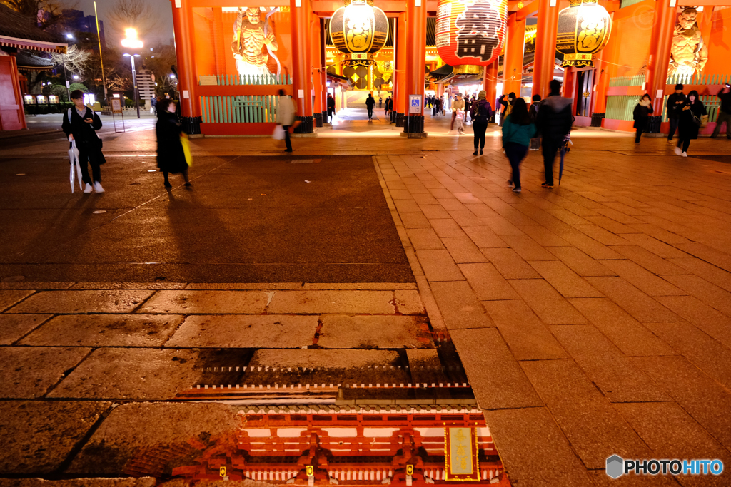 賑わう夜の浅草寺