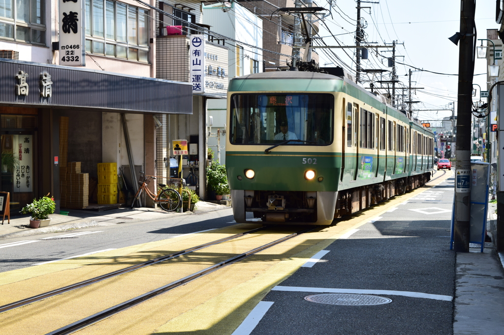 江ノ電　道路走る